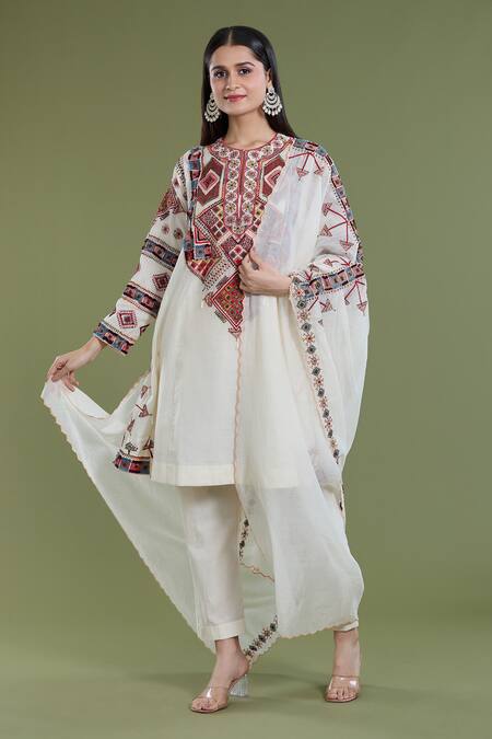 Buy Divya Sheth Off White Chanderi Embroidery Thread Border Dupatta Online at Aza Fashions Buy_Divya Sheth_Off White Chanderi Embroidery Thread Border Dupatta _Online_at_Aza_Fashions