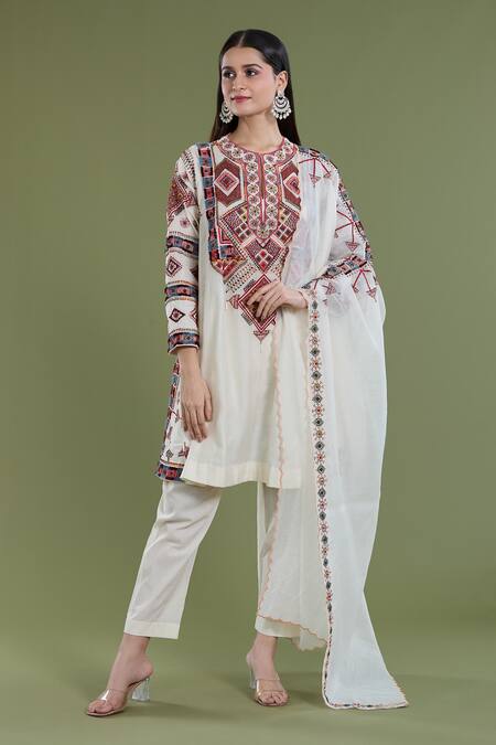Shop Divya Sheth Off White Chanderi Embroidery Thread Border Dupatta at Aza Fashions Shop_Divya Sheth_Off White Chanderi Embroidery Thread Border Dupatta _at_Aza_Fashions