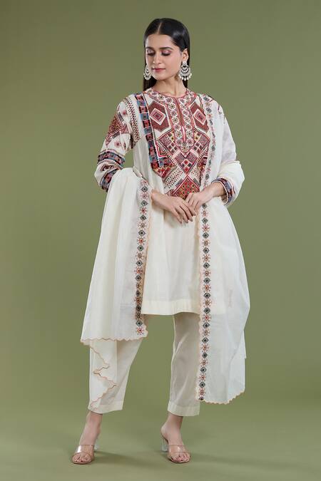 Shop Divya Sheth Off White Chanderi Embroidery Thread Border Dupatta at Aza Fashions Shop_Divya Sheth_Off White Chanderi Embroidery Thread Border Dupatta _at_Aza_Fashions