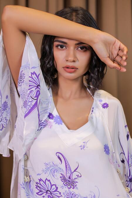 Foram Patel White Crepe Embroidery V-neck Paisley And Floral Print Kaftan at Aza Fashions Foram Patel_White Crepe Embroidery V-neck Paisley And Floral Print Kaftan_at_Aza_Fashions