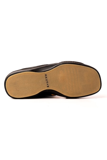 Buy_Nauvab_Black Plain Arba Minar Brogue Sandals _Online_at_Aza_Fashions