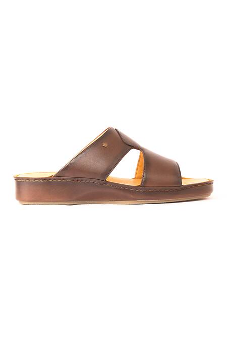 Nauvab_Brown Plain Leather Arba Minar Sandals _Online_at_Aza_Fashions