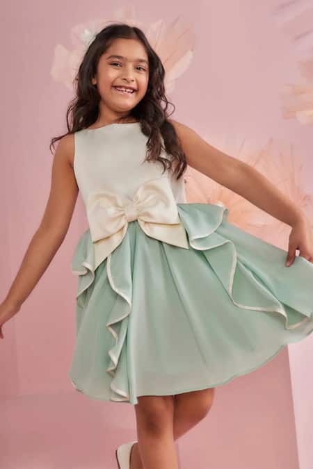 Pnk Isha Arora (Pink)_Ivory Matt Satin Solid Swirly Short Dress With Bow _at_Aza_Fashions