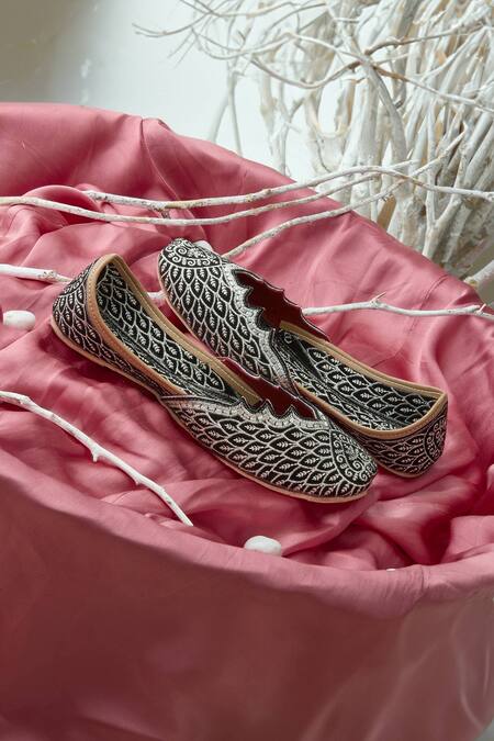 House Of Kosha Black Rooh Gul Embroidered Leather Juttis at Aza Fashions House Of Kosha_Black Rooh Gul Embroidered Leather Juttis _at_Aza_Fashions