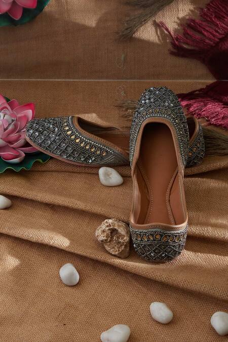 House Of Kosha Silver Sitara Flora Jaal Embroidered Juttis Online at Aza Fashions House Of Kosha_Silver Sitara Flora Jaal Embroidered Juttis _Online_at_Aza_Fashions