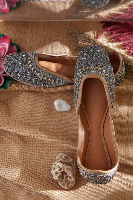 Buy House Of Kosha Silver Sitara Flora Jaal Embroidered Juttis Online at Aza Fashions Buy_House Of Kosha_Silver Sitara Flora Jaal Embroidered Juttis _Online_at_Aza_Fashions