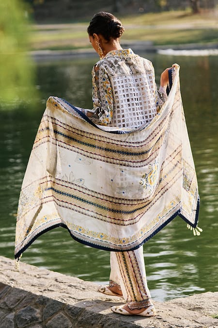 Shop Saundh Grey Kurta And Pant Cambric Printed Floral Scallop V Neck Mirza Short Set at Aza Fashions Shop_Saundh_Grey Kurta And Pant Cambric Printed Floral Scallop V Neck Mirza Short Set _at_Aza_Fashions