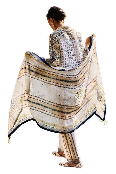 Shop Saundh Grey Kurta And Pant Cambric Printed Floral Scallop V Neck Mirza Short Set Online at Aza Fashions Shop_Saundh_Grey Kurta And Pant Cambric Printed Floral Scallop V Neck Mirza Short Set _Online_at_Aza_Fashions