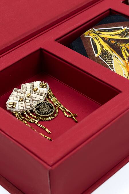 S&N By Shantnu Nikhil Red Printed Pocket Square And Brooch Independence Kit Online at Aza Fashions S&N By Shantnu Nikhil_Red Printed Pocket Square And Brooch Independence Kit_Online_at_Aza_Fashions