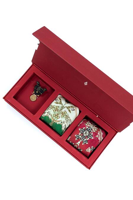 S&N by Shantnu Nikhil Red Mughal Print Pocket Square And Brooch Independence Kit 