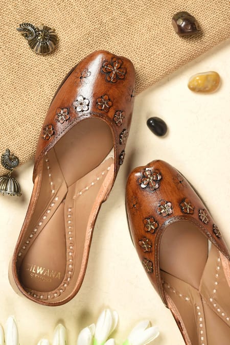 Cilwana Studio Brown Floral Embroidered Juttis 