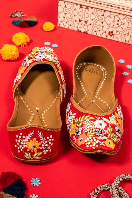 Cilwana Studio Floral Embroidered Juttis 