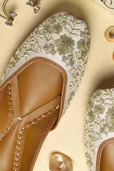 Cilwana Studio_Ivory Dabka Floral Embroidered Juttis _Online_at_Aza_Fashions