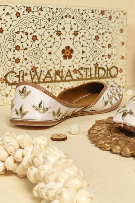Cilwana Studio Embroidered Juttis