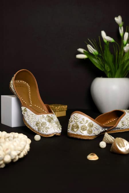Cilwana Studio Floral Embroidered Juttis 
