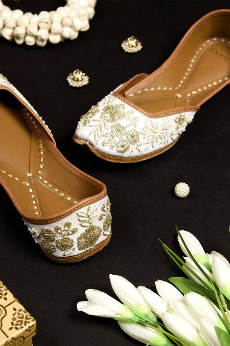 Cilwana Studio_White Embroidered Floral Juttis _Online_at_Aza_Fashions