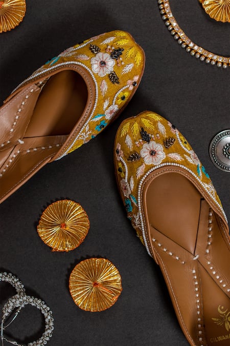 Cilwana Studio Sozni Embroidered Juttis 