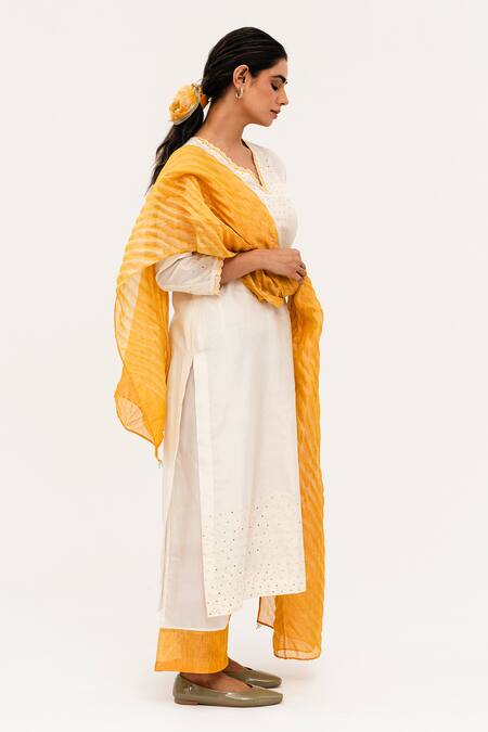 Naina Jain_Off White Silk, Linen Embroidery V-neck Suri Ditsy Sheesha Kurta Pant Set_Online_at_Aza_Fashions