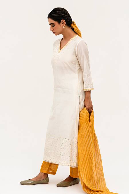 Buy_Naina Jain_Off White Silk, Linen Embroidery V-neck Suri Ditsy Sheesha Kurta Pant Set_Online_at_Aza_Fashions