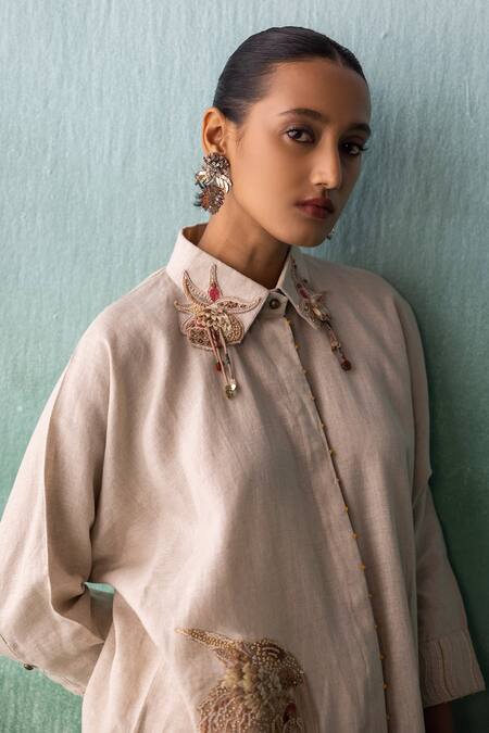 Archana Jaju Beige Linen Embroidery Shawl Neck Kalamkari Applique Shirt With Pant at Aza Fashions Archana Jaju_Beige Linen Embroidery Shawl Neck Kalamkari Applique Shirt With Pant_at_Aza_Fashions