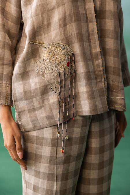 Buy Archana Jaju Brown Linen Tassels, Embroidery Shawl Crane Applique Checkered Shirt With Pant Buy_Archana Jaju_Brown Linen Tassels, Embroidery Shawl Crane Applique Checkered Shirt With Pant