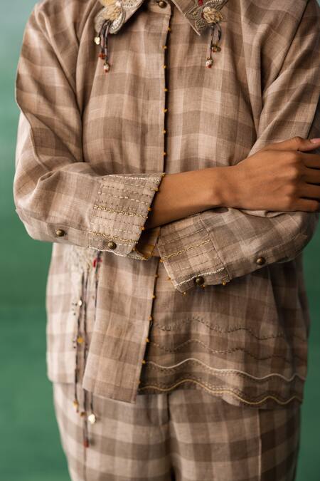 Shop Archana Jaju Brown Linen Tassels, Embroidery Shawl Crane Applique Checkered Shirt With Pant Shop_Archana Jaju_Brown Linen Tassels, Embroidery Shawl Crane Applique Checkered Shirt With Pant