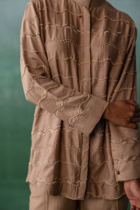 Buy_Archana Jaju_Brown Chanderi Beads, Embroidery Mandarin Collar Thread Wave Shirt With Pant