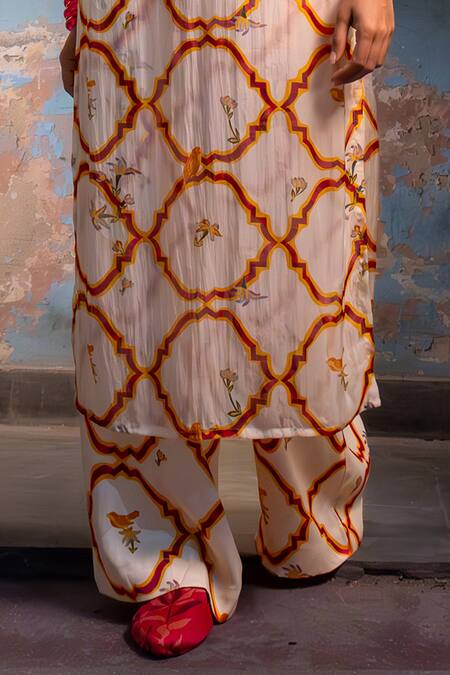 Amrood Yellow Maheshwari, Satin Embroidery Round Neck Floral Pattern Kurta Pant Set Online at Aza Fashions Amrood_Yellow Maheshwari, Satin Embroidery Round Neck Floral Pattern Kurta Pant Set _Online_at_Aza_Fashions