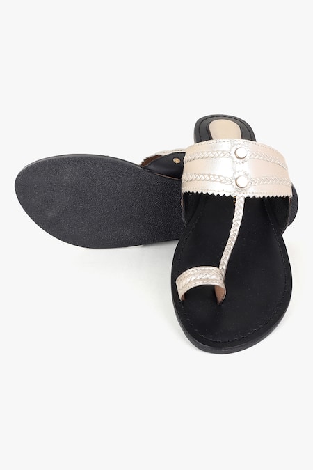 Shop Kolha Silver Aabha Braided Kolhapuri Flats Shop_Kolha_Silver Aabha Braided Kolhapuri Flats