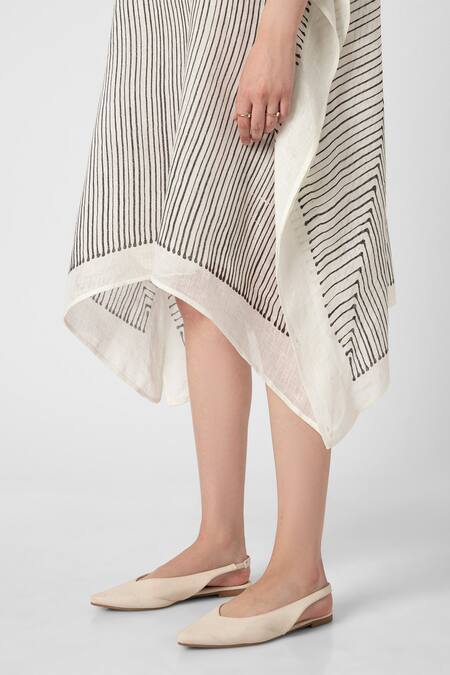 Kaveri White V-neck Geometric Hand Screen Print Kaftan With Inner Online at Aza Fashions Kaveri_White V-neck Geometric Hand Screen Print Kaftan With Inner_Online_at_Aza_Fashions