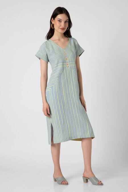 Buy Kaveri Blue Linen V-neck Geometric Hand Screen Print Kaftan With Inner Online at Aza Fashions Buy_Kaveri_Blue Linen V-neck Geometric Hand Screen Print Kaftan With Inner_Online_at_Aza_Fashions