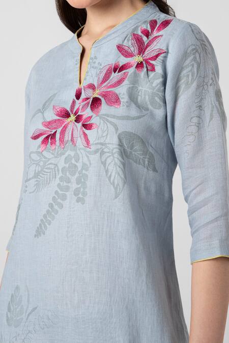 Kaveri_Blue Linen Split V-neck Shaded Flower Screen Print Kurta And Pant Set_Online_at_Aza_Fashions