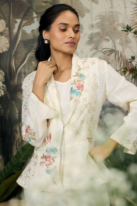 Buy_Kaveri_Off White 100% Linen Embroidery Floral Shawl Corsage Blazer Pant Set  