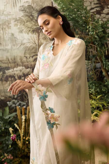 Kaveri Grey Linen Embroidery V-neck Flower Corsage Kurta Pant Set Online at Aza Fashions Kaveri_Grey Linen Embroidery V-neck Flower Corsage Kurta Pant Set _Online_at_Aza_Fashions