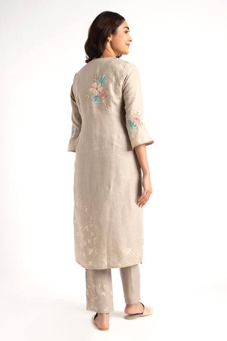 Shop Kaveri Grey Linen Embroidery V-neck Flower Corsage Kurta Pant Set Shop_Kaveri_Grey Linen Embroidery V-neck Flower Corsage Kurta Pant Set