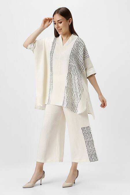 Kaveri Off White 100% Linen Print Foil V Neck Forest Land Square Boxy Top Online at Aza Fashions Kaveri_Off White 100% Linen Print Foil V Neck Forest Land Square Boxy Top _Online_at_Aza_Fashions