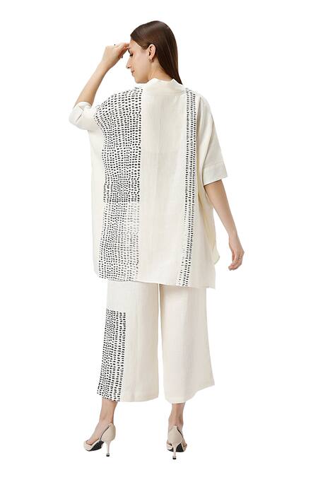 Buy Kaveri Off White 100% Linen Print Foil V Neck Forest Land Square Boxy Top Online at Aza Fashions Buy_Kaveri_Off White 100% Linen Print Foil V Neck Forest Land Square Boxy Top _Online_at_Aza_Fashions