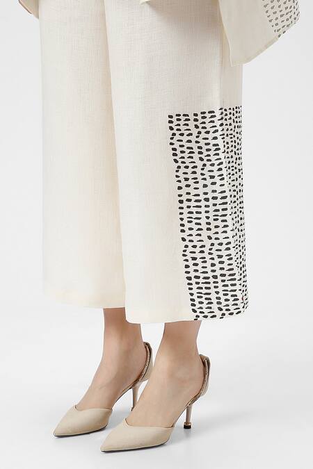 Kaveri Off White 100% Linen Print Foil V Neck Forest Land Square Boxy Top at Aza Fashions Kaveri_Off White 100% Linen Print Foil V Neck Forest Land Square Boxy Top _at_Aza_Fashions