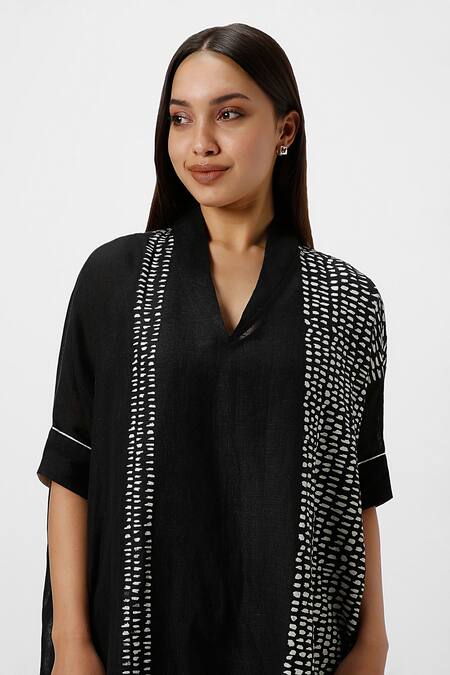 Buy Kaveri Black Linen Foil Printing V-neck Forest Land Boxy Square Dress With Inner Online at Aza Fashions Buy_Kaveri_Black Linen Foil Printing V-neck Forest Land Boxy Square Dress With Inner _Online_at_Aza_Fashions