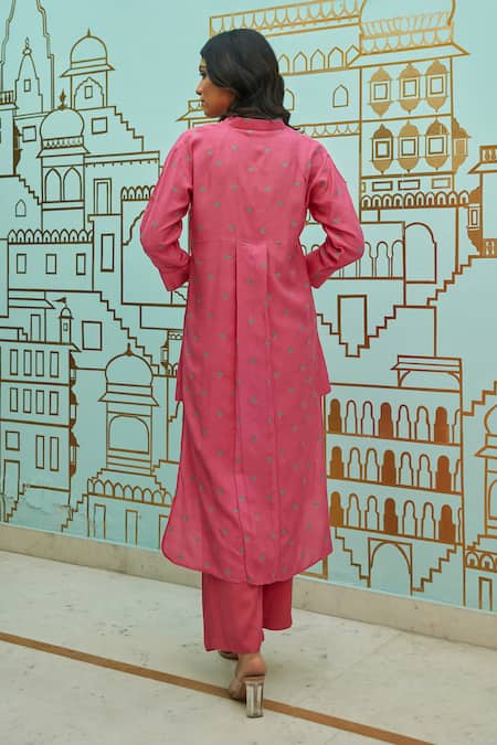 Shop Kapraaaha Pink Muslin Embroidery V-neck Floral Thread Tunic And Pant Set at Aza Fashions Shop_Kapraaaha_Pink Muslin Embroidery V-neck Floral Thread Tunic And Pant Set_at_Aza_Fashions