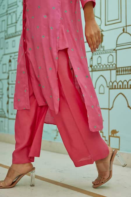 Kapraaaha Pink Muslin Embroidery V-neck Floral Thread Tunic And Pant Set Online at Aza Fashions Kapraaaha_Pink Muslin Embroidery V-neck Floral Thread Tunic And Pant Set_Online_at_Aza_Fashions