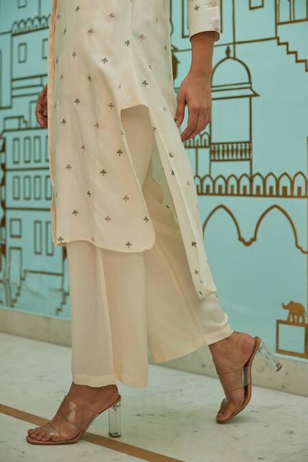 Kapraaaha Ivory Muslin Embroidery V-neck High Low Tunic And Pant Set Online at Aza Fashions Kapraaaha_Ivory Muslin Embroidery V-neck High Low Tunic And Pant Set_Online_at_Aza_Fashions