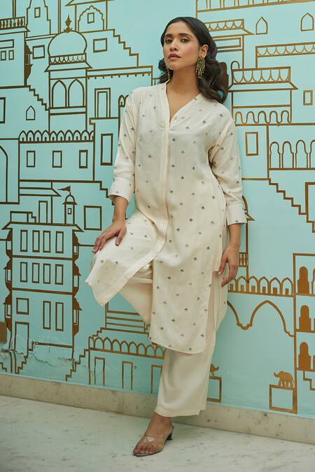 Kapraaaha Ivory Muslin Embroidery V-neck High Low Tunic And Pant Set at Aza Fashions Kapraaaha_Ivory Muslin Embroidery V-neck High Low Tunic And Pant Set_at_Aza_Fashions