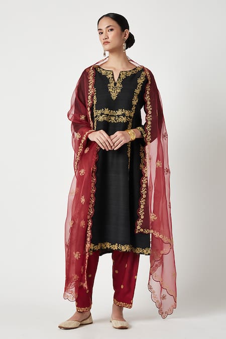 Payal Pratap Ishtar Embroidered Kurta Set 