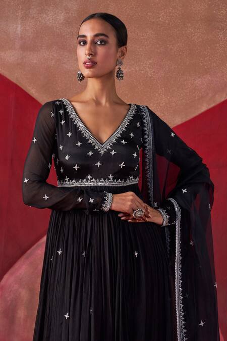 Buy Jigar Mali Black Organza, Chanderi Sequins, Beads Plunge Neck Hand Embroidered Anarkali Set Buy_Jigar Mali_Black Organza, Chanderi Sequins, Beads Plunge Neck Hand Embroidered Anarkali Set