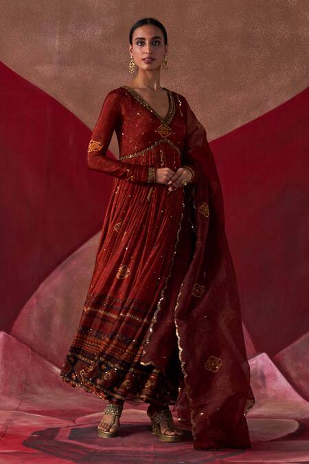 Shop Jigar Mali Maroon Organza, Chanderi Embroidery, Sequins V-neck Jamewar Printed Anarkali Set Online at Aza Fashions Shop_Jigar Mali_Maroon Organza, Chanderi Embroidery, Sequins V-neck Jamewar Printed Anarkali Set_Online_at_Aza_Fashions