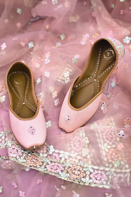 Yassio Flora Thread Embroidered Juttis 