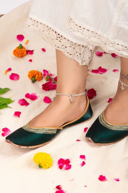 Yassio Green Thread Inaya Embroidered Juttis 