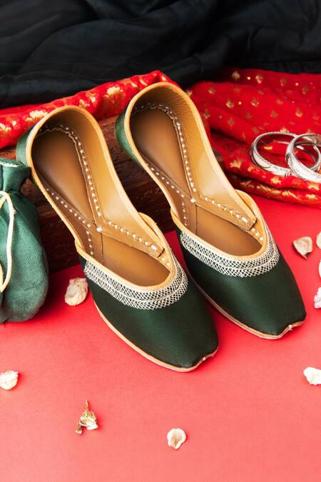 Yassio Inaya Thread Embroidered Juttis 