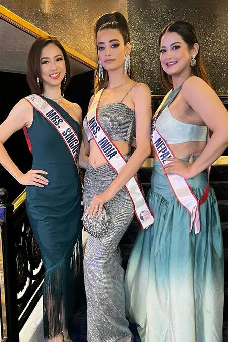 Buy Nayaab By Sonia Silver Sequins, Beads Dangling Embroidered Clutch Buy_Nayaab By Sonia_Silver Sequins, Beads Dangling Embroidered Clutch